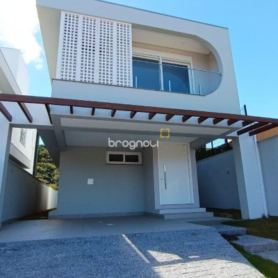 Casa com 178m², 3 quartos (sendo 3 suítes), 1 garagem, no bairro Rio Tavares em Florianópolis