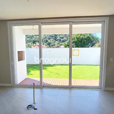 Casa com 178m², 3 quartos (sendo 3 suítes), 1 garagem, no bairro Rio Tavares em Florianópolis