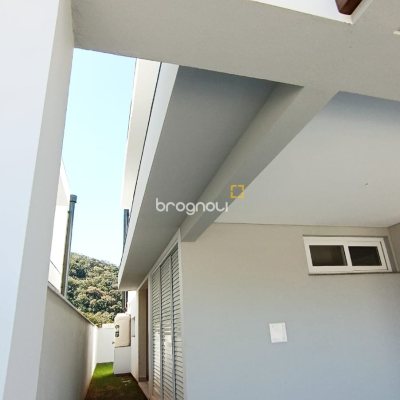 Casa com 178m², 3 quartos (sendo 3 suítes), 1 garagem, no bairro Rio Tavares em Florianópolis