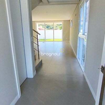 Casa com 178m², 3 quartos (sendo 3 suítes), 1 garagem, no bairro Rio Tavares em Florianópolis