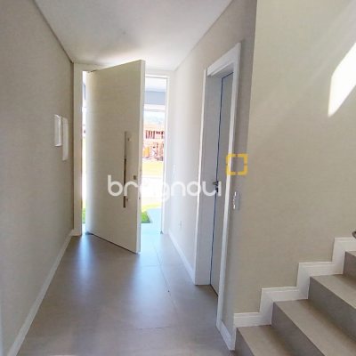 Casa com 178m², 3 quartos (sendo 3 suítes), 1 garagem, no bairro Rio Tavares em Florianópolis