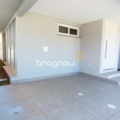 Casa com 178m², 3 quartos (sendo 3 suítes), 1 garagem, no bairro Rio Tavares em Florianópolis