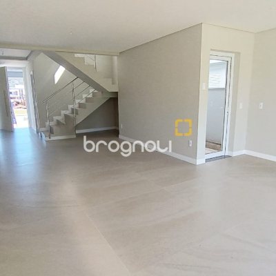 Casa com 178m², 3 quartos (sendo 3 suítes), 1 garagem, no bairro Rio Tavares em Florianópolis