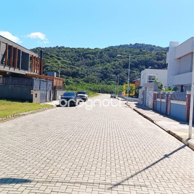 Casa com 178m², 3 quartos (sendo 3 suítes), 1 garagem, no bairro Rio Tavares em Florianópolis