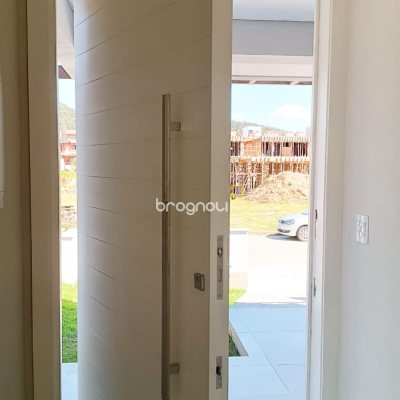 Casa com 178m², 3 quartos (sendo 3 suítes), 1 garagem, no bairro Rio Tavares em Florianópolis