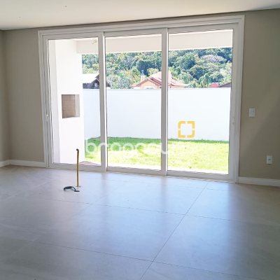 Casa com 178m², 3 quartos (sendo 3 suítes), 1 garagem, no bairro Rio Tavares em Florianópolis