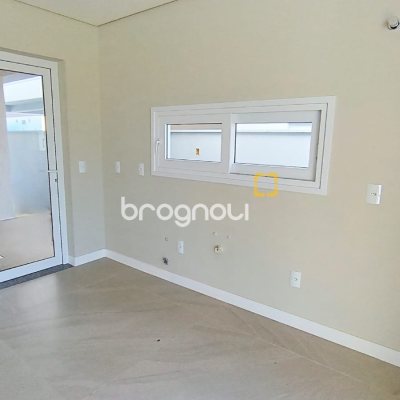 Casa com 178m², 3 quartos (sendo 3 suítes), 1 garagem, no bairro Rio Tavares em Florianópolis