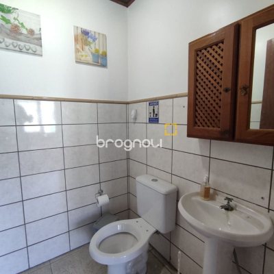 Casa com 178m², 3 quartos (sendo 1 suíte), 2 garagens, no bairro Ingleses do Rio Vermelho em Florianópolis