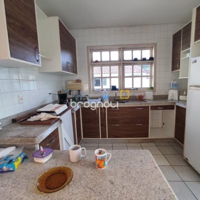 Casa com 178m², 3 quartos (sendo 1 suíte), 2 garagens, no bairro Ingleses do Rio Vermelho em Florianópolis