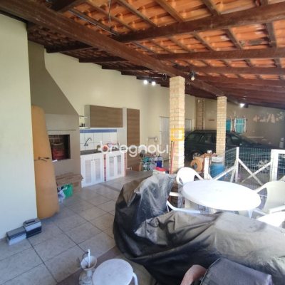 Casa com 178m², 3 quartos (sendo 1 suíte), 2 garagens, no bairro Ingleses do Rio Vermelho em Florianópolis