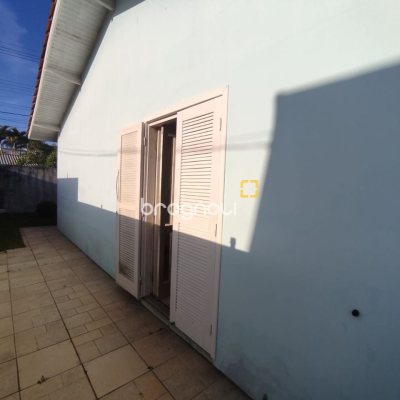 Casa com 178m², 3 quartos (sendo 1 suíte), 2 garagens, no bairro Ingleses do Rio Vermelho em Florianópolis
