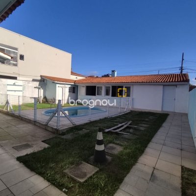 Casa com 178m², 3 quartos (sendo 1 suíte), 2 garagens, no bairro Ingleses do Rio Vermelho em Florianópolis
