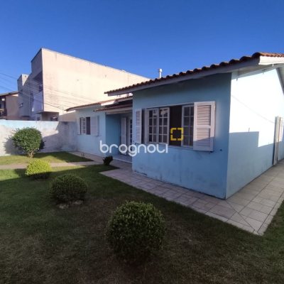 Casa com 178m², 3 quartos (sendo 1 suíte), 2 garagens, no bairro Ingleses do Rio Vermelho em Florianópolis