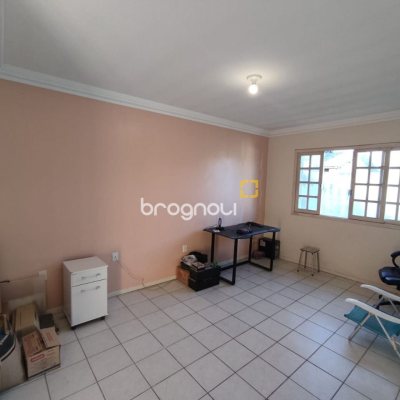 Casa com 178m², 3 quartos (sendo 1 suíte), 2 garagens, no bairro Ingleses do Rio Vermelho em Florianópolis
