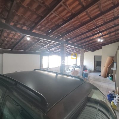 Casa com 178m², 3 quartos (sendo 1 suíte), 2 garagens, no bairro Ingleses do Rio Vermelho em Florianópolis