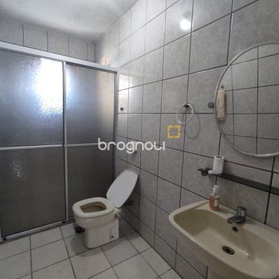 Casa com 178m², 3 quartos (sendo 1 suíte), 2 garagens, no bairro Ingleses do Rio Vermelho em Florianópolis
