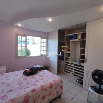 Casa com 178m², 3 quartos (sendo 1 suíte), 2 garagens, no bairro Ingleses do Rio Vermelho em Florianópolis