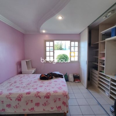 Casa com 178m², 3 quartos (sendo 1 suíte), 2 garagens, no bairro Ingleses do Rio Vermelho em Florianópolis
