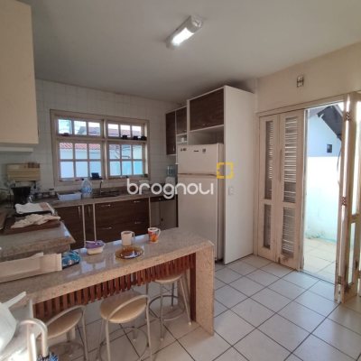 Casa com 178m², 3 quartos (sendo 1 suíte), 2 garagens, no bairro Ingleses do Rio Vermelho em Florianópolis