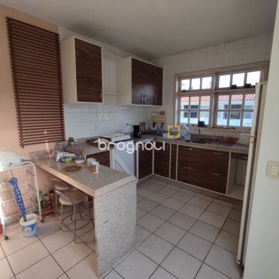 Casa com 178m², 3 quartos (sendo 1 suíte), 2 garagens, no bairro Ingleses do Rio Vermelho em Florianópolis
