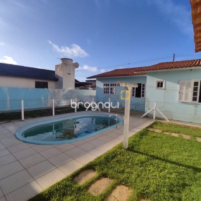 Casa com 178m², 3 quartos (sendo 1 suíte), 2 garagens, no bairro Ingleses do Rio Vermelho em Florianópolis