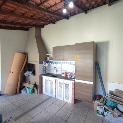 Casa com 178m², 3 quartos (sendo 1 suíte), 2 garagens, no bairro Ingleses do Rio Vermelho em Florianópolis