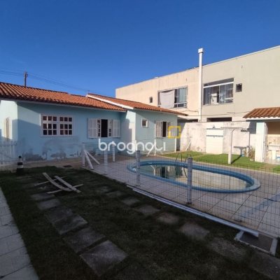 Casa com 178m², 3 quartos (sendo 1 suíte), 2 garagens, no bairro Ingleses do Rio Vermelho em Florianópolis