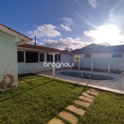 Casa com 178m², 3 quartos (sendo 1 suíte), 2 garagens, no bairro Ingleses do Rio Vermelho em Florianópolis