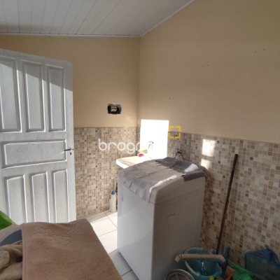 Casa com 178m², 3 quartos (sendo 1 suíte), 2 garagens, no bairro Ingleses do Rio Vermelho em Florianópolis