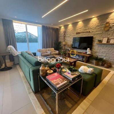 Apartamento com 181m², 3 quartos (sendo 3 suítes), 3 garagens, no bairro Centro em Florianópolis