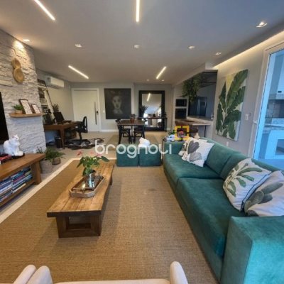 Apartamento com 181m², 3 quartos (sendo 3 suítes), 3 garagens, no bairro Centro em Florianópolis