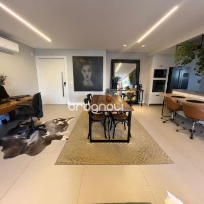 Apartamento com 181m², 3 quartos (sendo 3 suítes), 3 garagens, no bairro Centro em Florianópolis