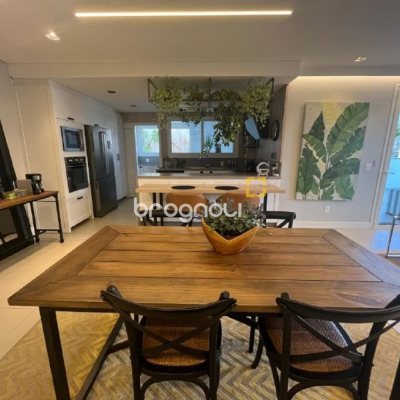 Apartamento com 181m², 3 quartos (sendo 3 suítes), 3 garagens, no bairro Centro em Florianópolis