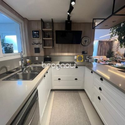 Apartamento com 181m², 3 quartos (sendo 3 suítes), 3 garagens, no bairro Centro em Florianópolis