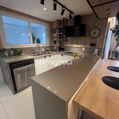 Apartamento com 181m², 3 quartos (sendo 3 suítes), 3 garagens, no bairro Centro em Florianópolis