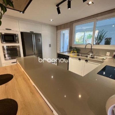 Apartamento com 181m², 3 quartos (sendo 3 suítes), 3 garagens, no bairro Centro em Florianópolis