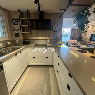Apartamento com 181m², 3 quartos (sendo 3 suítes), 3 garagens, no bairro Centro em Florianópolis