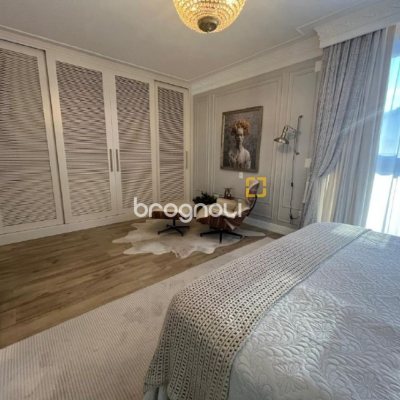 Apartamento com 181m², 3 quartos (sendo 3 suítes), 3 garagens, no bairro Centro em Florianópolis