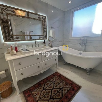 Apartamento com 181m², 3 quartos (sendo 3 suítes), 3 garagens, no bairro Centro em Florianópolis