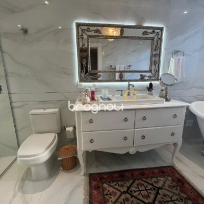 Apartamento com 181m², 3 quartos (sendo 3 suítes), 3 garagens, no bairro Centro em Florianópolis