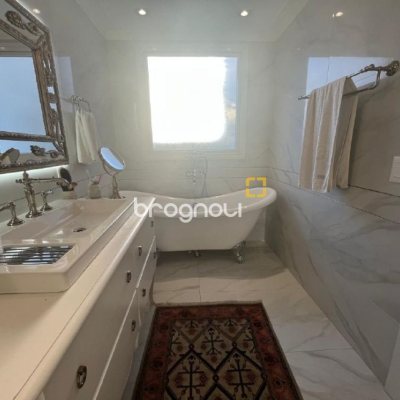Apartamento com 181m², 3 quartos (sendo 3 suítes), 3 garagens, no bairro Centro em Florianópolis