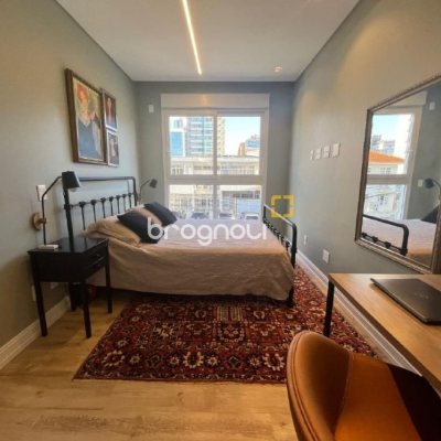 Apartamento com 181m², 3 quartos (sendo 3 suítes), 3 garagens, no bairro Centro em Florianópolis