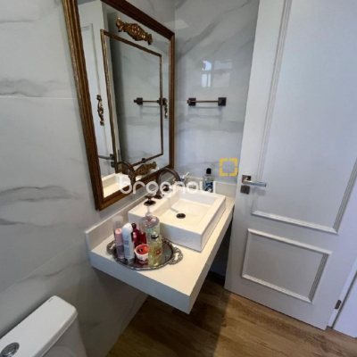 Apartamento com 181m², 3 quartos (sendo 3 suítes), 3 garagens, no bairro Centro em Florianópolis
