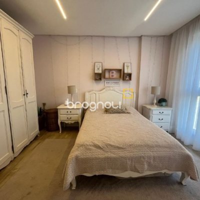 Apartamento com 181m², 3 quartos (sendo 3 suítes), 3 garagens, no bairro Centro em Florianópolis