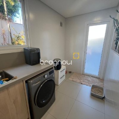 Apartamento com 181m², 3 quartos (sendo 3 suítes), 3 garagens, no bairro Centro em Florianópolis