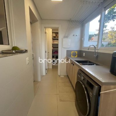 Apartamento com 181m², 3 quartos (sendo 3 suítes), 3 garagens, no bairro Centro em Florianópolis
