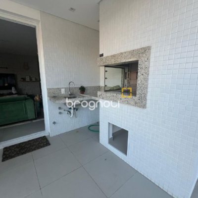 Apartamento com 181m², 3 quartos (sendo 3 suítes), 3 garagens, no bairro Centro em Florianópolis
