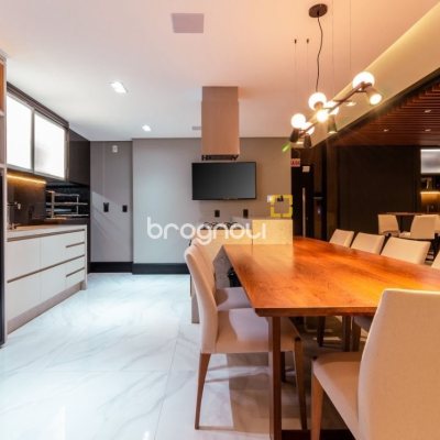 Apartamento com 181m², 3 quartos (sendo 3 suítes), 3 garagens, no bairro Centro em Florianópolis