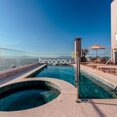 Apartamento com 181m², 3 quartos (sendo 3 suítes), 3 garagens, no bairro Centro em Florianópolis