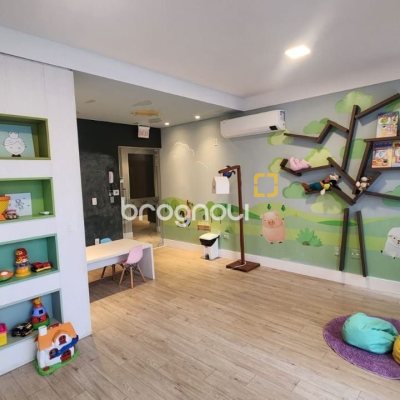 Apartamento com 102m², 3 quartos (sendo 1 suíte), 2 garagens, no bairro Estreito em Florianópolis